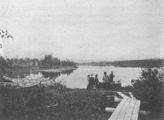 Озеро в лесной Лапландии. Ямщики разгружают карбас, приготовляясь идти с грузом пешком через волок между двумя озерами